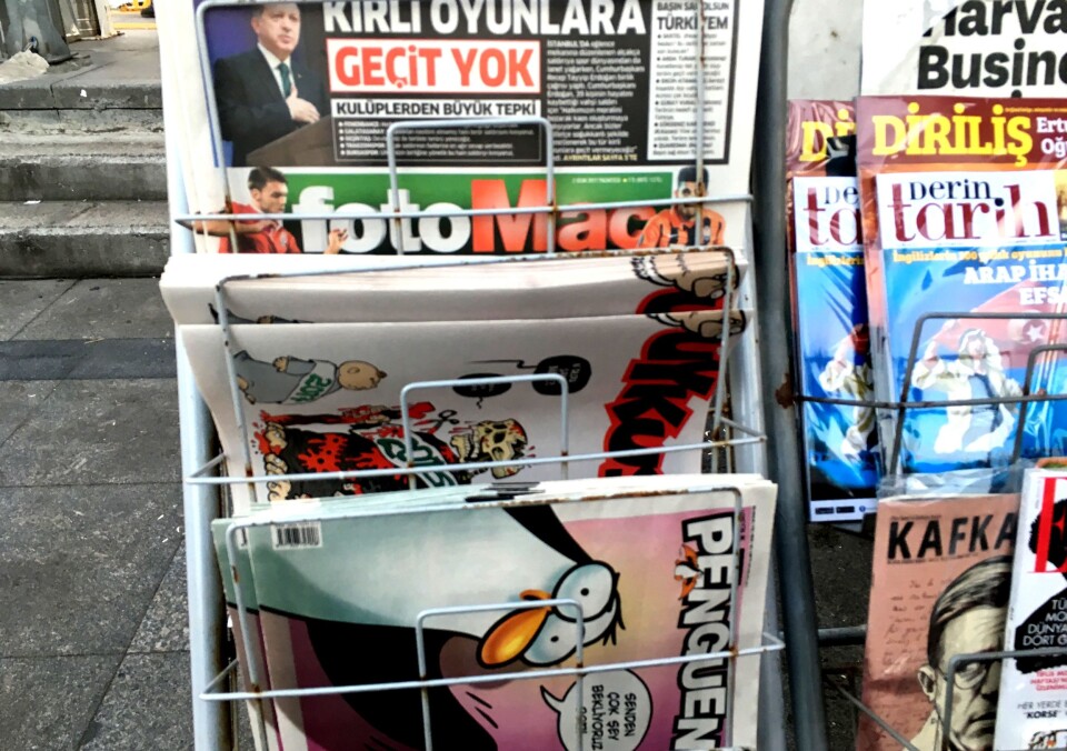 Utrolig nok blir satireaviser som Penguen og Uykusuz solgt åpenlyst og lovlig sammen med fotballaviser som FotoMac (uttales FotoMatch). Utrolig nok blir satireaviser som Penguen og Uykusuz solgt åpenlyst og lovlig sammen med fotballaviser som FotoMac (uttales FotoMatch).
