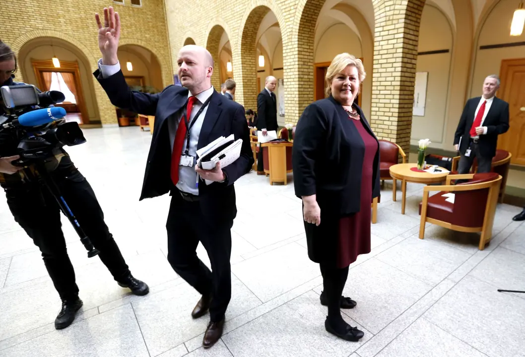 Sigbjørn Aanes er statssekretær og pressesjef ved Statsministerens kontor - og sjelden langt unna Erna Solberg. Sigbjørn Aanes er statssekretær og pressesjef ved Statsministerens kontor - og sjelden langt unna Erna Solberg.