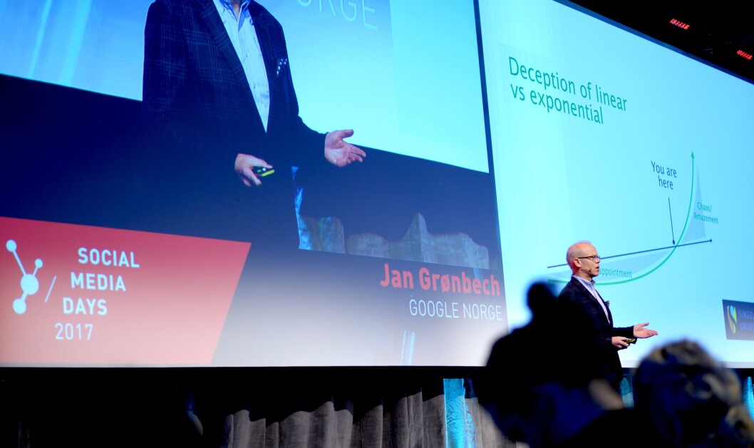 «Eksponentiell vekst», som vist på sliden i bakgrunnen. «Eksponentiell vekst», som vist på sliden i bakgrunnen.