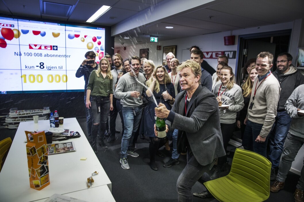 Redaksjonssjef Espen Olsen Langfeldt i VG+ spretter champagne etter at VG+ nådde 100 000 abonnenter. Målet ble nådd cirka klokken 14.45 den 1. februar 2017. Det ble feiret med kake og champagne foran storskjermen i 6. etasje i VG-bygget. Redaksjonssjef Espen Olsen Langfeldt i VG+ spretter champagne etter at VG+ nådde 100 000 abonnenter. Målet ble nådd cirka klokken 14.45 den 1. februar 2017. Det ble feiret med kake og champagne foran storskjermen i 6. etasje i VG-bygget.