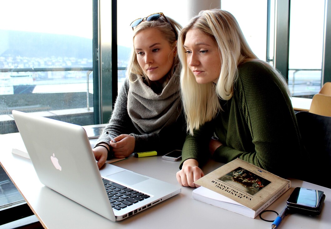 Guro Varberg Eriksen og Karoline Espelid Ueland (til høgre) sette seg på skulebenken igjen etter endt journalistikkutdanning, Guro Varberg Eriksen og Karoline Espelid Ueland (til høgre) sette seg på skulebenken igjen etter endt journalistikkutdanning,