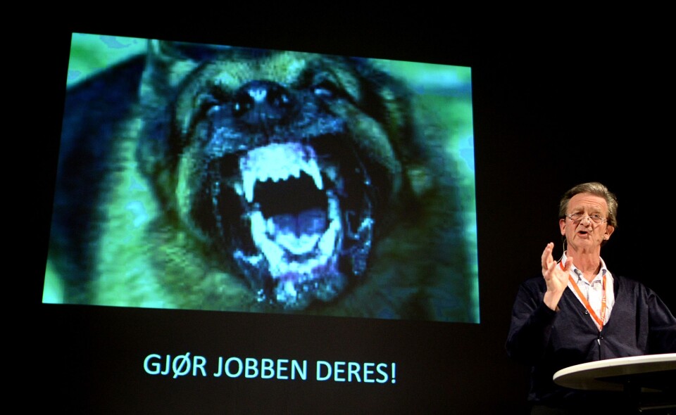 Hans Geelmuyden kritiserte, sparket og raljerte over norske medier på Hellkonferansen fredag. Han savnet en ordentlig vaktbikkje. Hans Geelmuyden kritiserte, sparket og raljerte over norske medier på Hellkonferansen fredag. Han savnet en ordentlig vaktbikkje.