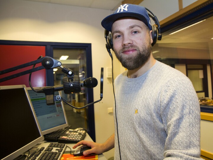 Jonas Sivertsen Fossing (26) har hatt tre forskjellige vikariat i NRK Telemark sidan han var ferdig utdanna for eit halvt år sidan.