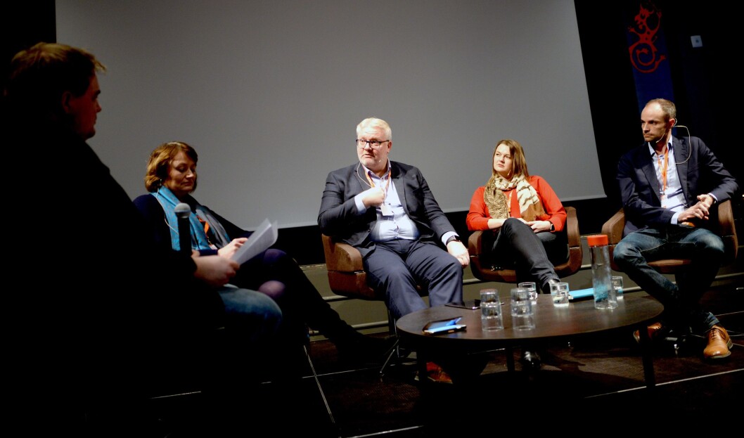 Debatt om utviklingen i trønderske medier, fra venstre: Debattleder Erik Waatland, NRKs distriktsredaktør Merete Verstad, påtroppende fylkesmann Frank Jensen, NJs nestleder Hege Iren Frantzen og Adresseavisens sjefredaktør Tor Olav Mørseth. Debatt om utviklingen i trønderske medier, fra venstre: Debattleder Erik Waatland, NRKs distriktsredaktør Merete Verstad, påtroppende fylkesmann Frank Jensen, NJs nestleder Hege Iren Frantzen og Adresseavisens sjefredaktør Tor Olav Mørseth.
