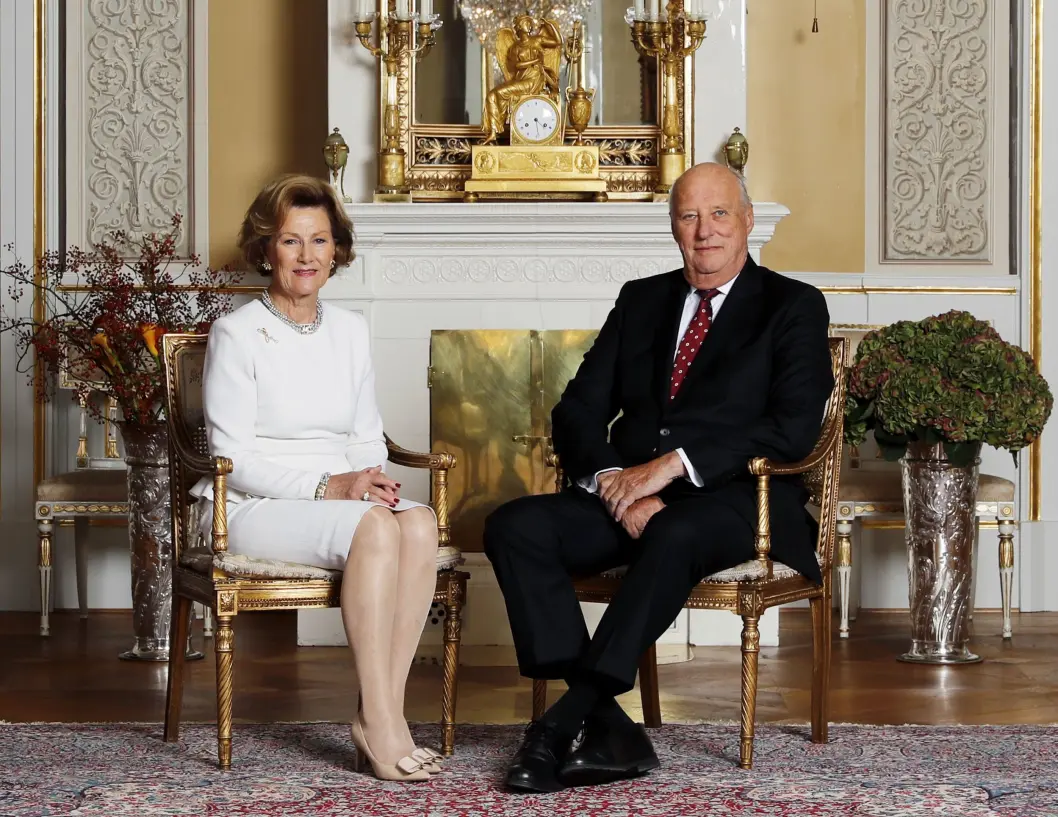 Bilde av Kong Harald og dronning Sonja, I anledning kongeparets 80-års bursdager er kongefamilien fotografert i den hvite salong på Slottet i Oslo. Bilde av Kong Harald og dronning Sonja, I anledning kongeparets 80-års bursdager er kongefamilien fotografert i den hvite salong på Slottet i Oslo.
