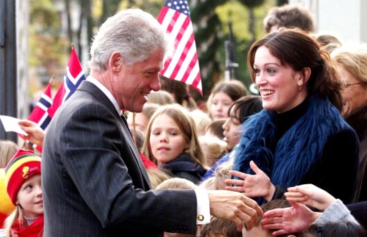 1. november 1999: USAs president Bill Clinton besøker Norge, og fremst sammen med elevene fra Uranienborg skole står klasseforstander for 4A, Ingeborg Heldal. Slik fikk hun sine «15 minutes of fame», og god drahjelp inn i media. 1. november 1999: USAs president Bill Clinton besøker Norge, og fremst sammen med elevene fra Uranienborg skole står klasseforstander for 4A, Ingeborg Heldal. Slik fikk hun sine «15 minutes of fame», og god drahjelp inn i media.