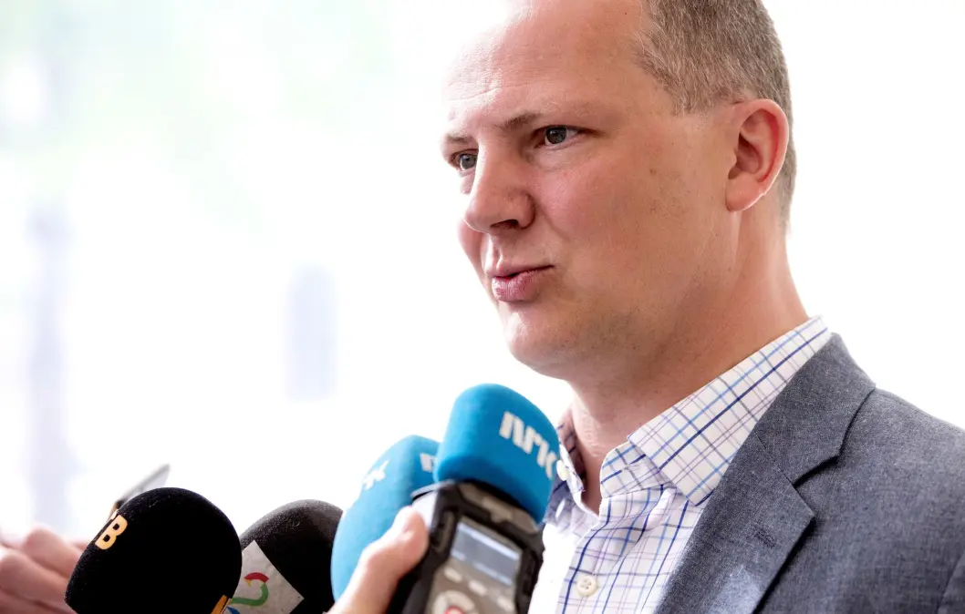 Samferdselsminister Ketil Solvik-Olsen (Frp), her i en annen intervjusituasjon tidligere i år. Samferdselsminister Ketil Solvik-Olsen (Frp), her i en annen intervjusituasjon tidligere i år.