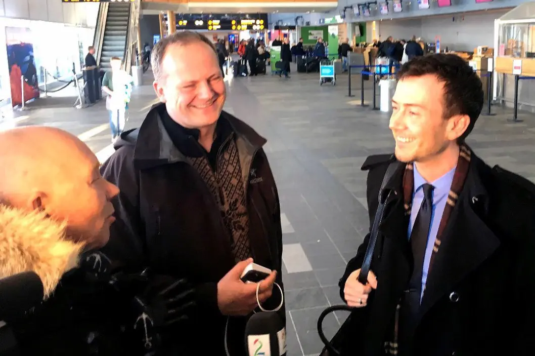 Her møter TV 2-reporter Egil Pettersen samferdselsminister Ketil Solvik-Olsen og stortingspolitiker Kent Gudmundsen på Tromsø flyplass tirsdag formiddag. Her møter TV 2-reporter Egil Pettersen samferdselsminister Ketil Solvik-Olsen og stortingspolitiker Kent Gudmundsen på Tromsø flyplass tirsdag formiddag.
