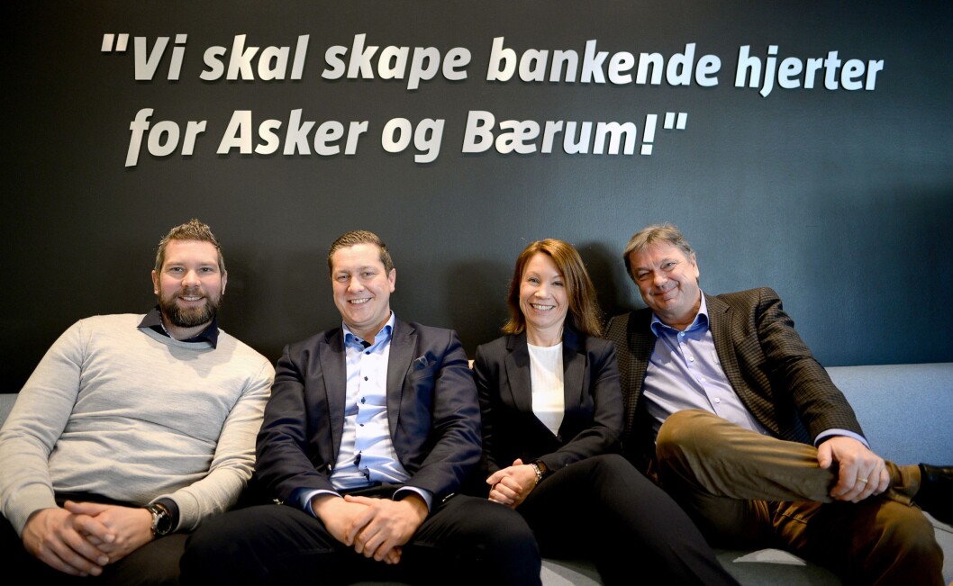 Budstikka-gjengen har en klar visjon! Fra venstre: Salgsdirektør Ulf Kvalvik, byråleder Thomas Dobloug-Holm, ansvarlig redaktør Kjersti Sortland og direktør Terje Tandberg. Budstikka-gjengen har en klar visjon! Fra venstre: Salgsdirektør Ulf Kvalvik, byråleder Thomas Dobloug-Holm, ansvarlig redaktør Kjersti Sortland og direktør Terje Tandberg.