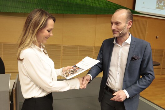 Mediemangfoldsutvalgets leder, Knut Olav Åmås, leverer sin rapport til kulturminister Linda Hofstad Helleland (H). Mediemangfoldsutvalgets leder, Knut Olav Åmås, leverer sin rapport til kulturminister Linda Hofstad Helleland (H).