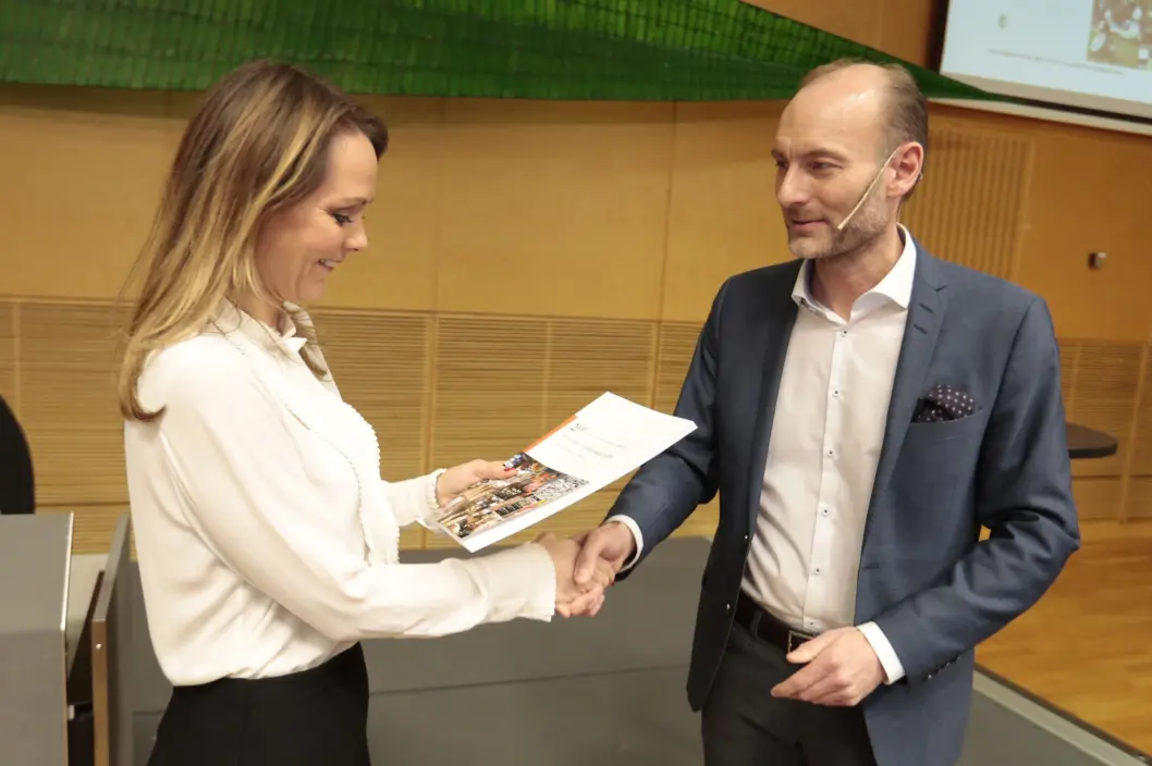 Utvalgsleder Knut Olav Åmås leverte utredningen til kulturminister Linda Hofstad Helleland 7. mars. Utvalgsleder Knut Olav Åmås leverte utredningen til kulturminister Linda Hofstad Helleland 7. mars.