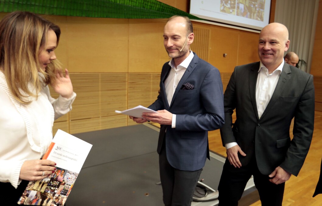 Kulturminister Linda Hofstad Helleland, utvalgsleder Knut Olav Åmås og utvalgsmedlem Thor Gjermund Eriksen (t.h.) under tirsdagens overlevering av Mediemangfoldsutvalgets rapport. Kulturminister Linda Hofstad Helleland, utvalgsleder Knut Olav Åmås og utvalgsmedlem Thor Gjermund Eriksen (t.h.) under tirsdagens overlevering av Mediemangfoldsutvalgets rapport.