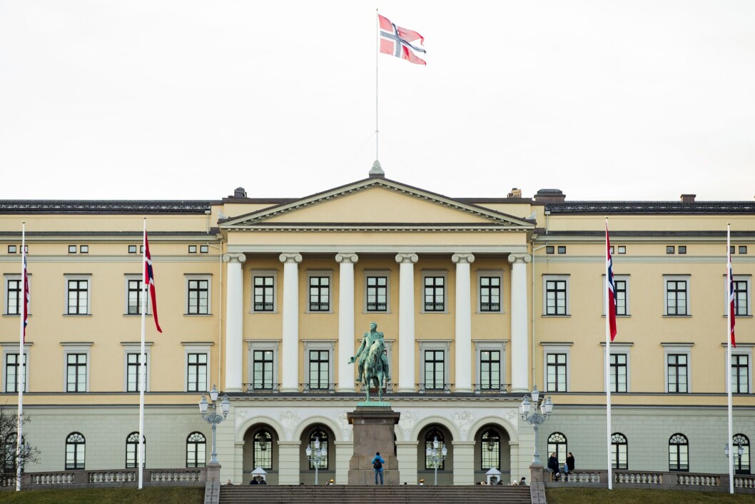 Hoffet ringte kilder i kritiske artikler. Hoffet ringte kilder i kritiske artikler.