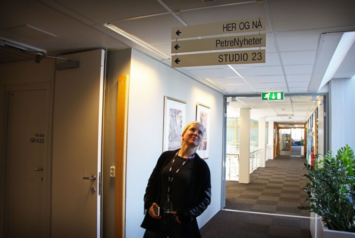 Redaksjonssjef Ingjerd Østrem Omland poserer foran to av sine viktige arbeidsoppgaver fremover.