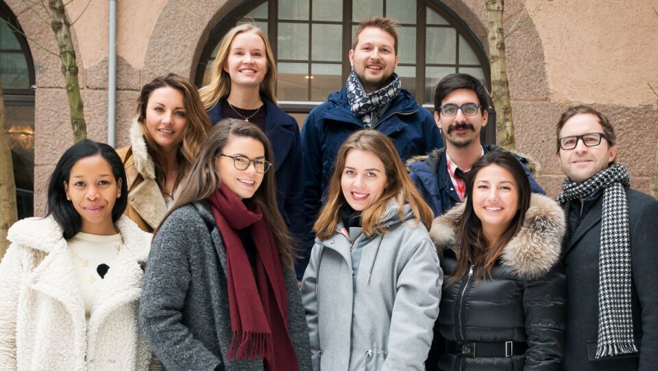 Nye ansatte, fra venstre: Felicia Constant, Lene Kaasa, Miriam Røe, Mona Tharaldsen, Katrine Kirkerud, Marius Lyngved, Jean-Nicolas Gilles, Elana Daia - og byråleder Peder Mittet (Per Forgaard var ikke tilstede da bildet ble tatt). Nye ansatte, fra venstre: Felicia Constant, Lene Kaasa, Miriam Røe, Mona Tharaldsen, Katrine Kirkerud, Marius Lyngved, Jean-Nicolas Gilles, Elana Daia - og byråleder Peder Mittet (Per Forgaard var ikke tilstede da bildet ble tatt).