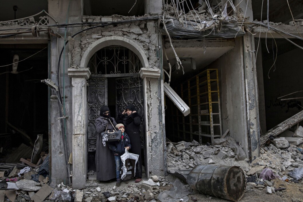RUINLIV: En smijernsport er alt som står igjen av fasaden på huset til denne familien, i det som var en travel handlegate i Øst-Aleppo. I flere år har byens befolkning lidd og levd under granatregn. Ut fra ruinene kommer nå menneskene og historiene. RUINLIV: En smijernsport er alt som står igjen av fasaden på huset til denne familien, i det som var en travel handlegate i Øst-Aleppo. I flere år har byens befolkning lidd og levd under granatregn. Ut fra ruinene kommer nå menneskene og historiene.