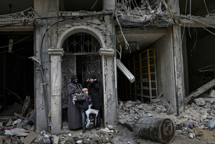 RUINLIV: En smijernsport er alt som står igjen av fasaden på huset til denne familien, i det som var en travel handlegate i Øst-Aleppo. I flere år har byens befolkning lidd og levd under granatregn. Ut fra ruinene kommer nå menneskene og historiene.