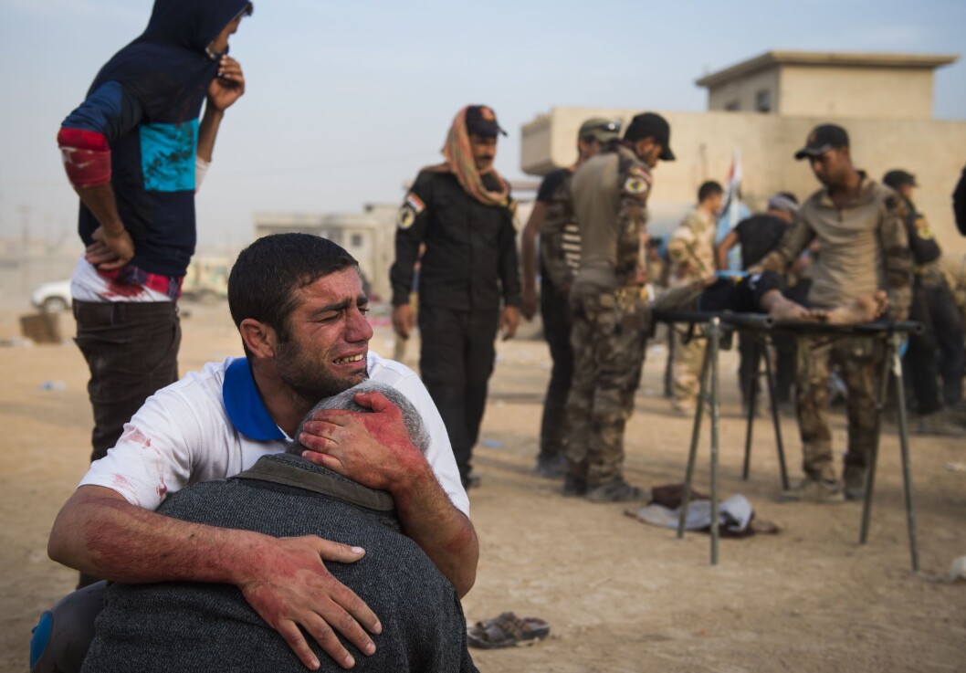 Fortvilelse: Far og bestefar til 15 år gamle Shafiq sørger ved siden av guttens livløse kropp, ved et feltsykehus i Mosul. Shafiq ble drept i et IS-angrep under kamper med irakiske styrker i Nord-Irak. Fortvilelse: Far og bestefar til 15 år gamle Shafiq sørger ved siden av guttens livløse kropp, ved et feltsykehus i Mosul. Shafiq ble drept i et IS-angrep under kamper med irakiske styrker i Nord-Irak.