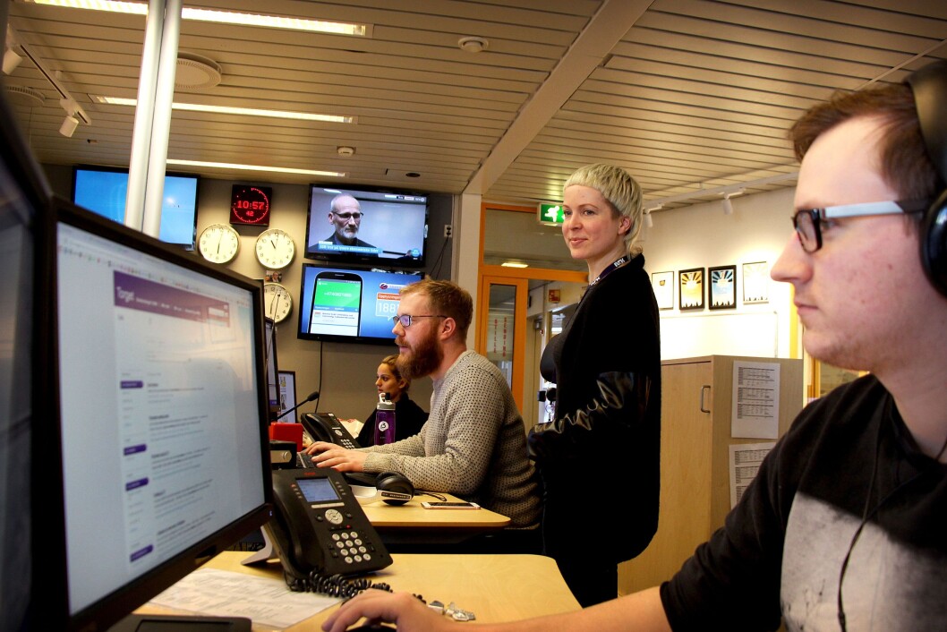 Omland følger med på hva sine ansatte gjør i NRK P3Nyheter. Her sammen med gruppeleder Even Nielsen, Hina Jalil og Ole Marius Trøen. Omland følger med på hva sine ansatte gjør i NRK P3Nyheter. Her sammen med gruppeleder Even Nielsen, Hina Jalil og Ole Marius Trøen.