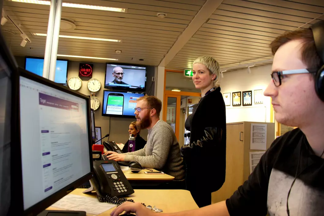 Omland følger med på hva sine ansatte gjør i NRK P3Nyheter. Her sammen med gruppeleder Even Nielsen, Hina Jalil og Ole Marius Trøen.