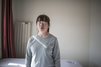På jobb: Dong Hongli står stille et øyeblikk og lukker øynene, mens sola lyser opp massasjerommet. Her tilbringer hun 12 timer hver dag. Hun sier hun er heldig. Heldig som er der hun er og som har en jobb. På jobb: Dong Hongli står stille et øyeblikk og lukker øynene, mens sola lyser opp massasjerommet. Her tilbringer hun 12 timer hver dag. Hun sier hun er heldig. Heldig som er der hun er og som har en jobb.