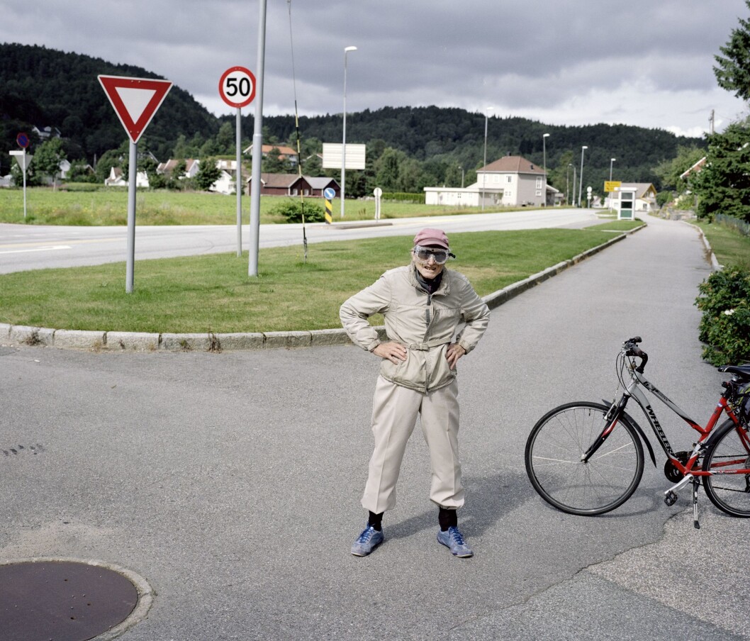Brennåsen, Songdalen kommune, Vest-Agder. Alfred H. Haugen er 89 år. Han har drevet med bygg og anlegg hele livet. Kvikk i steget, kjapp i toppen. Han bor i Kristiansand. I dag skal han bare sykle en tur til biblioteket, i Søgne. 36 kilometer fram og tilbake. I sommer var han på sykkelferie aleine i Setersdalen. Tok dagsturer på 10 mil. Lå i telt. Han har vært på ferie i India og Australia, Russland. Overalt. Alltid med sykkel og telt. Jeg kan spesielt anbefale Canada, sier han. Brennåsen, Songdalen kommune, Vest-Agder. Alfred H. Haugen er 89 år. Han har drevet med bygg og anlegg hele livet. Kvikk i steget, kjapp i toppen. Han bor i Kristiansand. I dag skal han bare sykle en tur til biblioteket, i Søgne. 36 kilometer fram og tilbake. I sommer var han på sykkelferie aleine i Setersdalen. Tok dagsturer på 10 mil. Lå i telt. Han har vært på ferie i India og Australia, Russland. Overalt. Alltid med sykkel og telt. Jeg kan spesielt anbefale Canada, sier han.