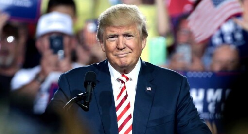 President Trump ber pressen om hjelp til å donere bort lønnen sin