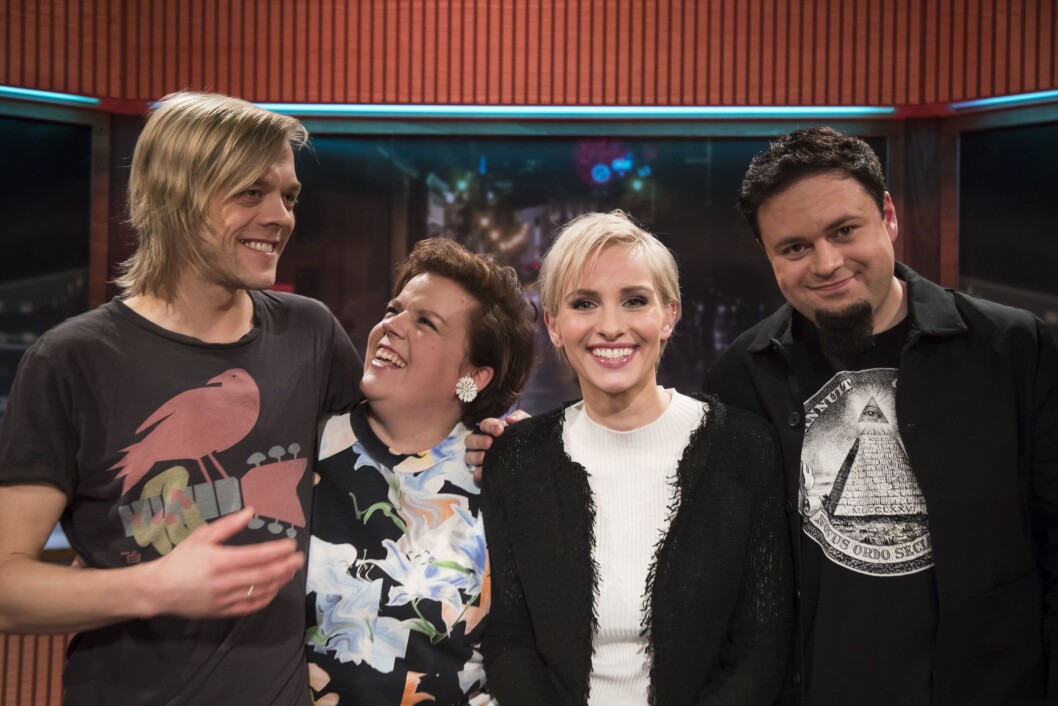 F.v.: Calle Hellevang Larsen, Else Kåss Furuseth, Anne Rimmen og Dag Sørås er de nye programlederne i Mandagsklubben som hadde premiere på Victoria Jazzscene mandag kveld. Humorprogrammet på TV Norge er tilbake i ny innpakning etter 17 års pause og spilles inn bare to timer før programmet går på lufta, noe som kan gi lite rom for korrigering. F.v.: Calle Hellevang Larsen, Else Kåss Furuseth, Anne Rimmen og Dag Sørås er de nye programlederne i Mandagsklubben som hadde premiere på Victoria Jazzscene mandag kveld. Humorprogrammet på TV Norge er tilbake i ny innpakning etter 17 års pause og spilles inn bare to timer før programmet går på lufta, noe som kan gi lite rom for korrigering.
