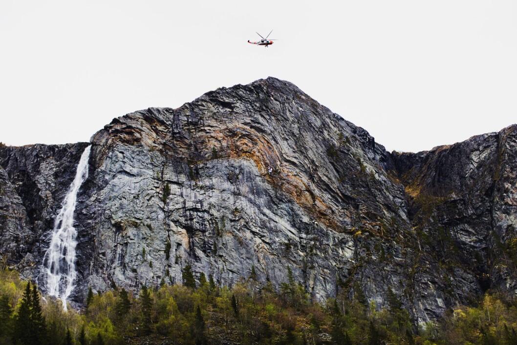 Situasjonen er kritisk. Ingar lever, har det etter forholdene fint og snakker i telefonen med luftambulansepersonellet. Men føttene begynner å dovne bort, da selene strammer og stopper blodtilførselen. Det har allerede gått flere timer. Han begynner å rope. Fallskjermen kan når som helst revne eller løsne fra steinen den er festet til. Redningsmannskapet mener faren er stor for at vinden fra helikopteret kan løfte fallskjermen. Situasjonen er kritisk. Ingar lever, har det etter forholdene fint og snakker i telefonen med luftambulansepersonellet. Men føttene begynner å dovne bort, da selene strammer og stopper blodtilførselen. Det har allerede gått flere timer. Han begynner å rope. Fallskjermen kan når som helst revne eller løsne fra steinen den er festet til. Redningsmannskapet mener faren er stor for at vinden fra helikopteret kan løfte fallskjermen.