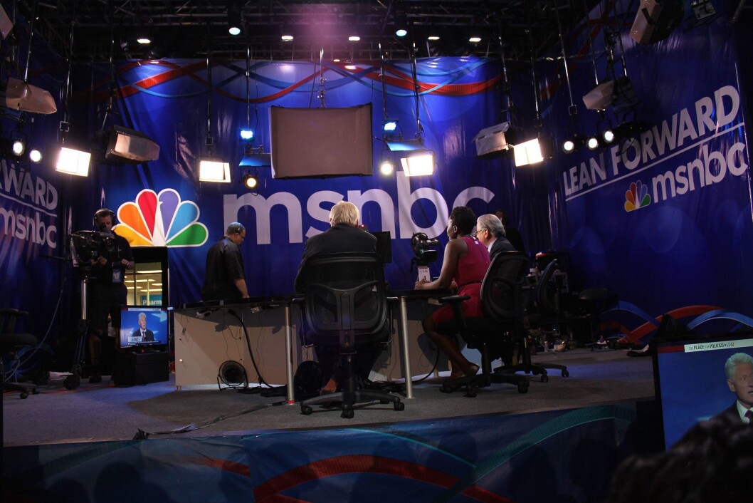 Programlederen Rachel Maddow ved TV-stasjonen MSNBC skrev i natt på Twitter at hun har fått se selvangivelsen fra 2005, og kanalen ville komme med mer informasjon om papirene om kort tid. Programlederen Rachel Maddow ved TV-stasjonen MSNBC skrev i natt på Twitter at hun har fått se selvangivelsen fra 2005, og kanalen ville komme med mer informasjon om papirene om kort tid.