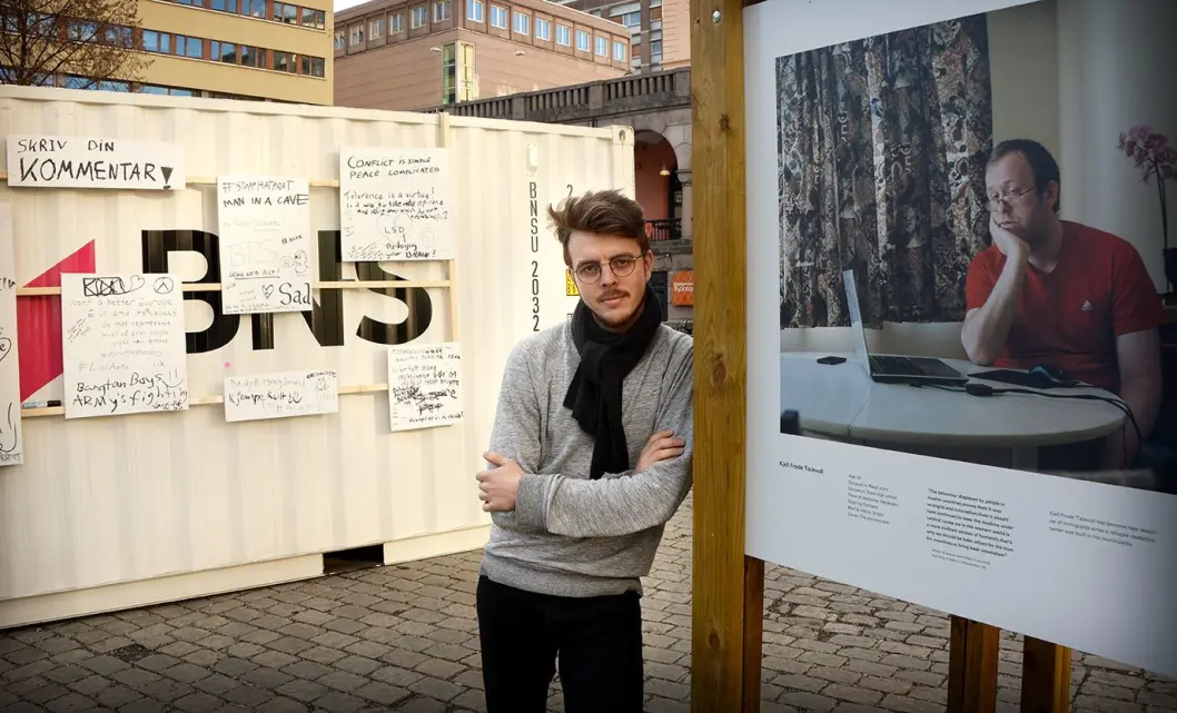 Fotograf Kyrre Lien holdt utstilling om «nettkrigere» på Youngstorvet våren 2017. Fotograf Kyrre Lien holdt utstilling om «nettkrigere» på Youngstorvet våren 2017.
