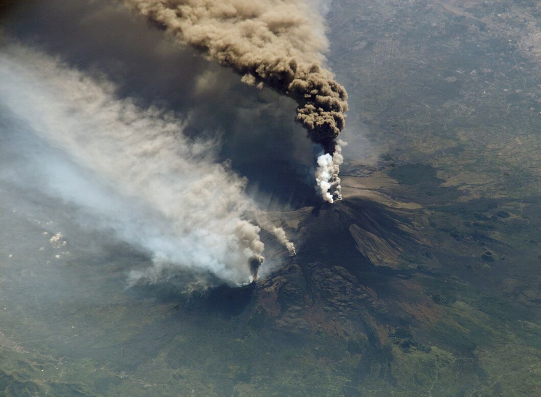 Ti personer, blant dem et team fra BBC, ble skadd av flygende steiner og lava på vulkanen Etna på Sicilia. Her fra Etna-utbrudd i 2003. Ti personer, blant dem et team fra BBC, ble skadd av flygende steiner og lava på vulkanen Etna på Sicilia. Her fra Etna-utbrudd i 2003.