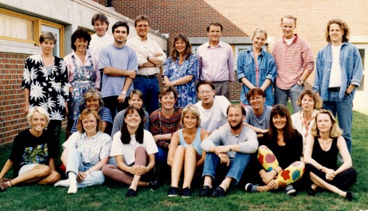 1990-92. Foran: Linda Vaeng Sæbbe, Hilde Skjesol, Bente iversen, Lalja Ellingsen, Bjørn Kristian Lunde, Lisbeth Ivetorp og Ann Eileen Ditlevsen. I midten: Anne Synnøve Tjersland Johnsen, Berit Almendingen, Ann Olaug Slatlem, Skjalg Erik Fjellheim, Brit Johanne Pedersen og Nina Rigmor Syvderud Skyrud. Bak: Astrid Thomassen, Wenche Spjelkavik, Tore Hansen, Jan-Terje Østerberg, Tor-Anders Hovik, Nils-Helge Tømmerås (lærer), Bodil Marthiniussen Skarseth, Ketil Gjelstein Bjerke og Kristoffer Nordvik. 1990-92. Foran: Linda Vaeng Sæbbe, Hilde Skjesol, Bente iversen, Lalja Ellingsen, Bjørn Kristian Lunde, Lisbeth Ivetorp og Ann Eileen Ditlevsen. I midten: Anne Synnøve Tjersland Johnsen, Berit Almendingen, Ann Olaug Slatlem, Skjalg Erik Fjellheim, Brit Johanne Pedersen og Nina Rigmor Syvderud Skyrud. Bak: Astrid Thomassen, Wenche Spjelkavik, Tore Hansen, Jan-Terje Østerberg, Tor-Anders Hovik, Nils-Helge Tømmerås (lærer), Bodil Marthiniussen Skarseth, Ketil Gjelstein Bjerke og Kristoffer Nordvik.