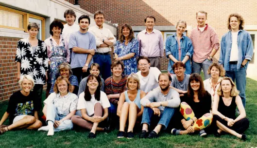 1990-92. Foran: Linda Vaeng Sæbbe, Hilde Skjesol, Bente iversen, Lalja Ellingsen, Bjørn Kristian Lunde, Lisbeth Ivetorp og Ann Eileen Ditlevsen. I midten: Anne Synnøve Tjersland Johnsen, Berit Almendingen, Ann Olaug Slatlem, Skjalg Erik Fjellheim, Brit Johanne Pedersen og Nina Rigmor Syvderud Skyrud. Bak: Astrid Thomassen, Wenche Spjelkavik, Tore Hansen, Jan-Terje Østerberg, Tor-Anders Hovik, Nils-Helge Tømmerås (lærer), Bodil Marthiniussen Skarseth, Ketil Gjelstein Bjerke og Kristoffer Nordvik. 1990-92. Foran: Linda Vaeng Sæbbe, Hilde Skjesol, Bente iversen, Lalja Ellingsen, Bjørn Kristian Lunde, Lisbeth Ivetorp og Ann Eileen Ditlevsen. I midten: Anne Synnøve Tjersland Johnsen, Berit Almendingen, Ann Olaug Slatlem, Skjalg Erik Fjellheim, Brit Johanne Pedersen og Nina Rigmor Syvderud Skyrud. Bak: Astrid Thomassen, Wenche Spjelkavik, Tore Hansen, Jan-Terje Østerberg, Tor-Anders Hovik, Nils-Helge Tømmerås (lærer), Bodil Marthiniussen Skarseth, Ketil Gjelstein Bjerke og Kristoffer Nordvik.