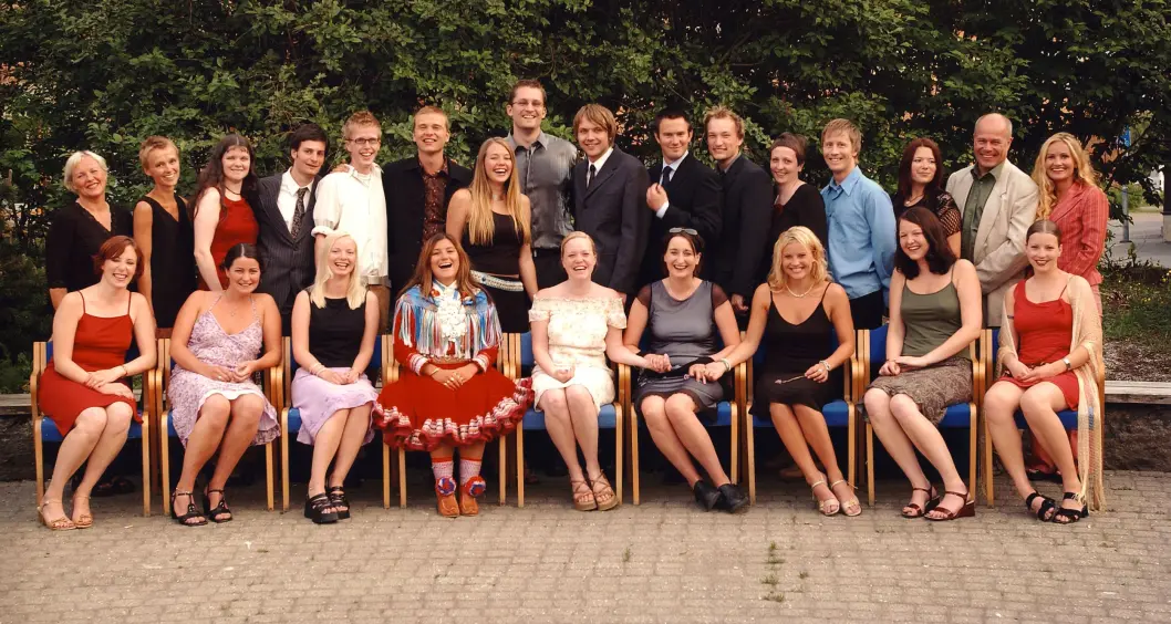 Journalistutdanninga i Bodø i 2000-02. Foran: Ingeborg Volan, Åste Dahle, Heidi Ingeborg Mehli, Inger Elin Kristina Utsi, Karianne Sørgård Olsen, Iris-Karine Lyngmo, Anne Nordskog, Mari Tolstad og Kathinka Brødreskift Høyden. Bak: Turid Ringstad, Svanhild Naterstad, Mariann Skau, Ole Kristian Åset, Eystein Fiskum Hansvik, Stian Fjelldal, Anne Torhild Nilsen, Eivind Andres Lid, Håvard Hagene Egge, Carl Ole Marken, Jann Asbjørn Christiansen Post, Anne-Inger Borstad, Rikard Marthinussen, Mona Bromander, Leif Klæboe og Linda Reinholdtsen. (Ikke til stede: Sara Marja Magga). Journalistutdanninga i Bodø i 2000-02. Foran: Ingeborg Volan, Åste Dahle, Heidi Ingeborg Mehli, Inger Elin Kristina Utsi, Karianne Sørgård Olsen, Iris-Karine Lyngmo, Anne Nordskog, Mari Tolstad og Kathinka Brødreskift Høyden. Bak: Turid Ringstad, Svanhild Naterstad, Mariann Skau, Ole Kristian Åset, Eystein Fiskum Hansvik, Stian Fjelldal, Anne Torhild Nilsen, Eivind Andres Lid, Håvard Hagene Egge, Carl Ole Marken, Jann Asbjørn Christiansen Post, Anne-Inger Borstad, Rikard Marthinussen, Mona Bromander, Leif Klæboe og Linda Reinholdtsen. (Ikke til stede: Sara Marja Magga).