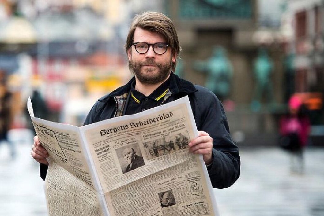 Sigvald Sveinbjørnsson leser opptrykket av BA fra 1927. Sigvald Sveinbjørnsson leser opptrykket av BA fra 1927.