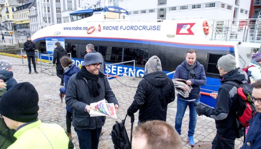 BA-ansatte delte ut avis torsdag morgen. Sjefredaktøren med hatt. BA-ansatte delte ut avis torsdag morgen. Sjefredaktøren med hatt.