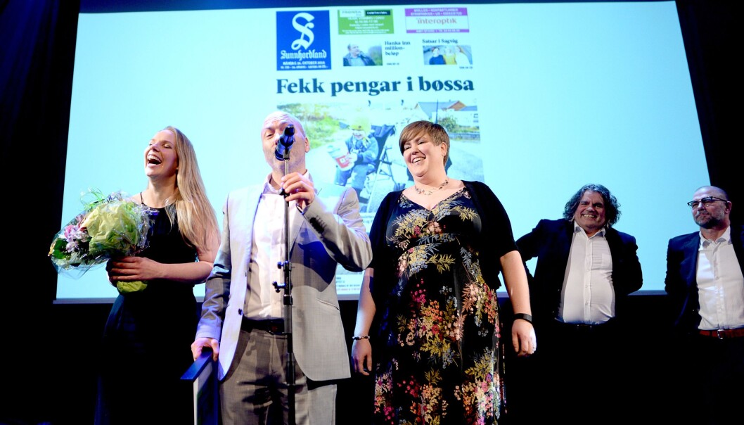 Sunnhordland mottar prisen Årets lokalavis 2016. Fra venstre: Kari Nøstbakken, daglig leder Reidar Hystad og Torhild Hovstad. I bakgrunnen to av jurymedlemmene, Jan-Inge Fardal og Rino Andersen. Kjersti Løken Stavrum var også med i juryen. Sunnhordland mottar prisen Årets lokalavis 2016. Fra venstre: Kari Nøstbakken, daglig leder Reidar Hystad og Torhild Hovstad. I bakgrunnen to av jurymedlemmene, Jan-Inge Fardal og Rino Andersen. Kjersti Løken Stavrum var også med i juryen.