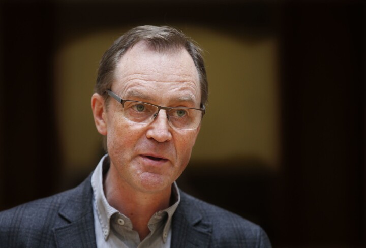 Litteraturkritiker Tom Egil Hverven.