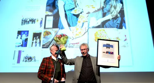 Tidligere redaktør, nå vaktsjef Bjarne Tormodsgard, hentet fotoprisen til Hallingdølens fotograf.