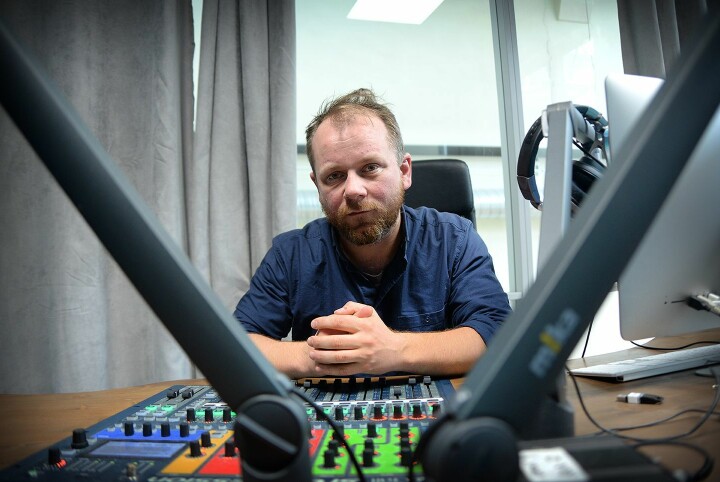 Programleder Tor-Erling Thømt Ruud i Uløst. Han er til daglig journalist og klubbleder i VG.