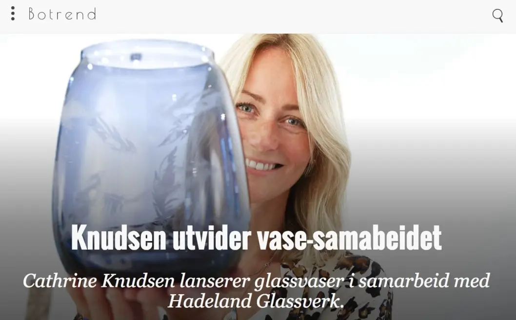 Faksimile fra den nå felte nyhetsomtalen av de lokalproduserte glassvasene. Faksimile fra den nå felte nyhetsomtalen av de lokalproduserte glassvasene.