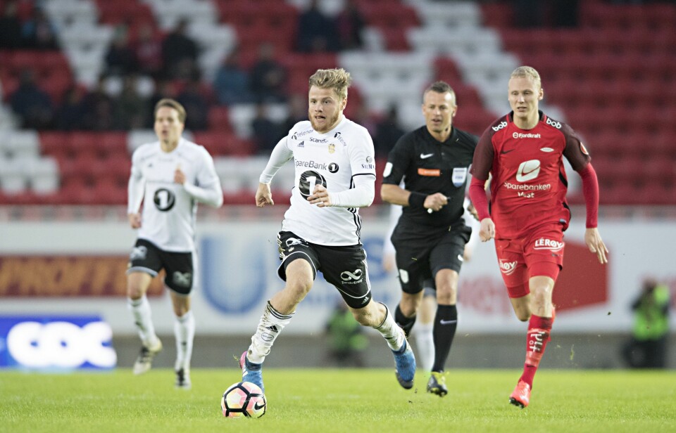 Rosenborgs Fredrik Midtsjø i kamp med Brann Kristoffer Barmen og dommer Svein Oddar Moen (bak)  i Mesterfinalen i fotball mellom Brann og Rosenborg på Brann Stadion. (0-2).
