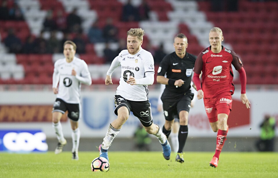 Rosenborgs Fredrik Midtsjø i kamp med Brann Kristoffer Barmen og dommer Svein Oddar Moen (bak) i Mesterfinalen i fotball mellom Brann og Rosenborg på Brann Stadion. (0-2). Rosenborgs Fredrik Midtsjø i kamp med Brann Kristoffer Barmen og dommer Svein Oddar Moen (bak) i Mesterfinalen i fotball mellom Brann og Rosenborg på Brann Stadion. (0-2).