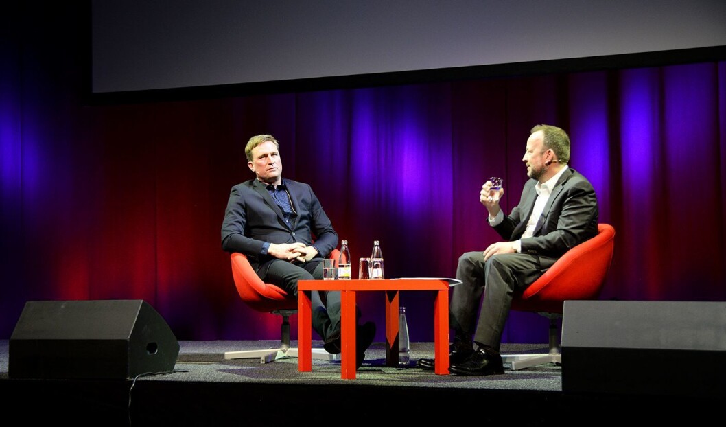 Schumann i samtale med VGs kommentator Frithjof Jacobsen. Schumann i samtale med VGs kommentator Frithjof Jacobsen.
