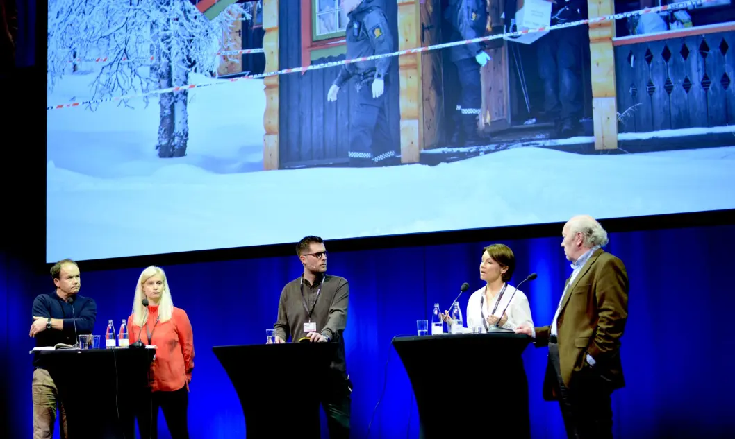 Debatt om Lommedalen-saken, fra venstre: Forfatter Jon Gangdal, TV 2s nyhetsredaktør Karianne Solbrække, debattleder Mads Andersen, Budstikka-redaktør Kjersti Sortland og rådgiver Nils Øy i Norsk Presseforbund. Debatt om Lommedalen-saken, fra venstre: Forfatter Jon Gangdal, TV 2s nyhetsredaktør Karianne Solbrække, debattleder Mads Andersen, Budstikka-redaktør Kjersti Sortland og rådgiver Nils Øy i Norsk Presseforbund.