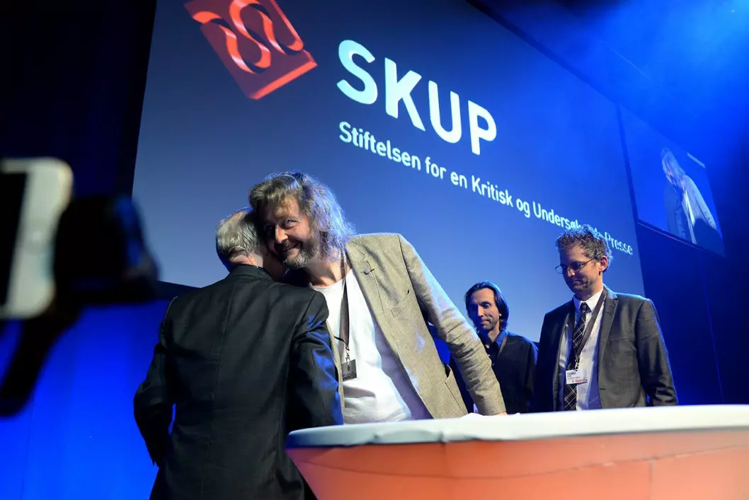 Her mottar Stavanger Aftenblad SKUP.diplom for saken Glassjenta, laget av Thomas Ergo, Rune Vandvik og Hans Petter Aass.