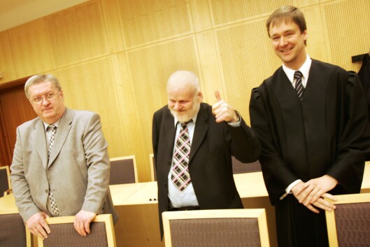I 2004 ble Fritz Moen frikjent for drapet på Sigrid Heggheim. Her flankert av forfatter og privatetterforsker Tore Sandberg (t.v.) og advokat John Christian Elden i Borgarting lagmannsrett. I 2004 ble Fritz Moen frikjent for drapet på Sigrid Heggheim. Her flankert av forfatter og privatetterforsker Tore Sandberg (t.v.) og advokat John Christian Elden i Borgarting lagmannsrett.