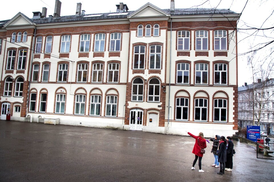 Turens grand finale er Nissen: Skam Safari-guide Nina Søraa viser turister fra Japan og Danmark det ikoniske eksteriøret fra Hartvig Nissen skole, der mange av seriens scener foregår. Turens grand finale er Nissen: Skam Safari-guide Nina Søraa viser turister fra Japan og Danmark det ikoniske eksteriøret fra Hartvig Nissen skole, der mange av seriens scener foregår.