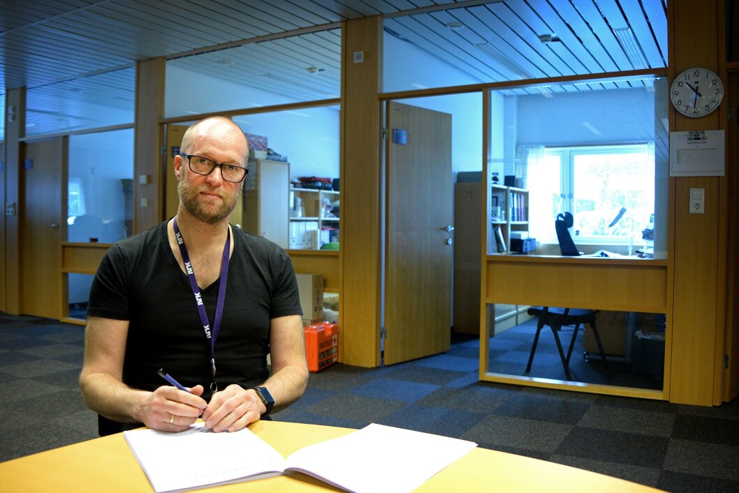 Sekretær Erik Skarrud i Kringkastingsrådet - her fra sitt kontor på Tyholt i Trondheim. Sekretær Erik Skarrud i Kringkastingsrådet - her fra sitt kontor på Tyholt i Trondheim.